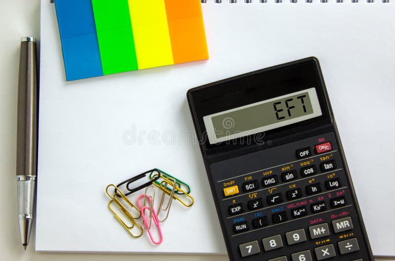 Calcolatore con iscrizione etf fondo scambiato carta bianca nota colorata carta penna. concetto aziendale