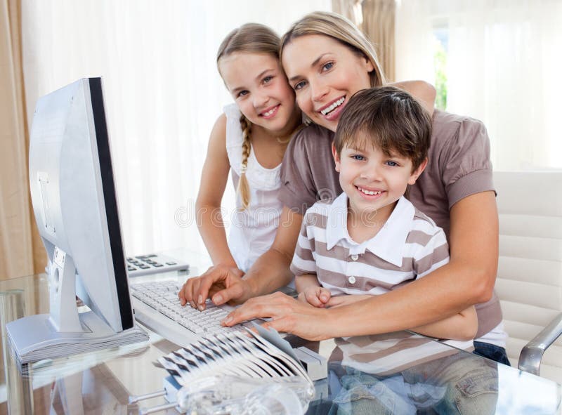 calcolatore preoccupantesi dei bambini la sua madre immagini stock libere da diritti calcolatore preoccupantesi dei bambini la sua madre immagini stock libere da diritti