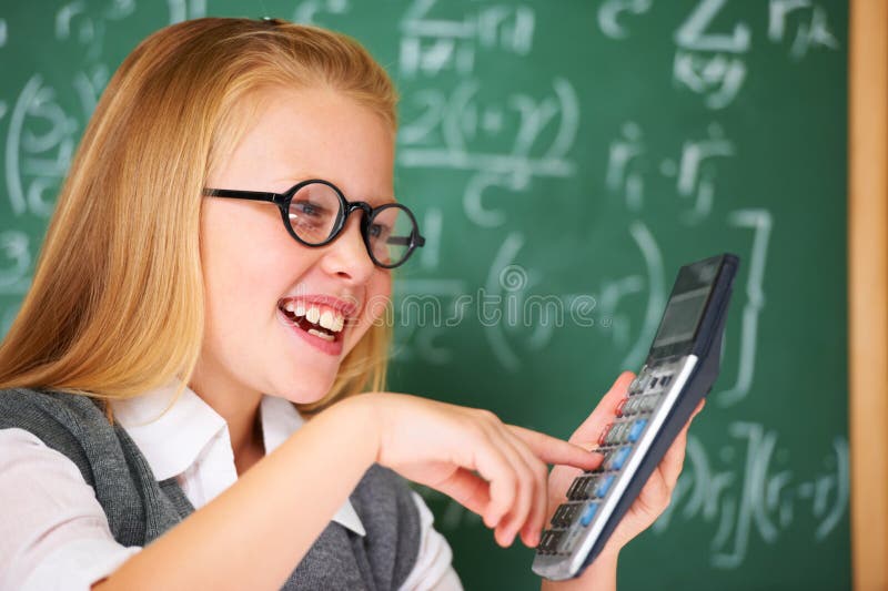 Calcolatrice per bambini e felice per l'istruzione e per la risoluzione di problemi o soluzioni su lavagna. studente intelligente immagine stock libera da diritti