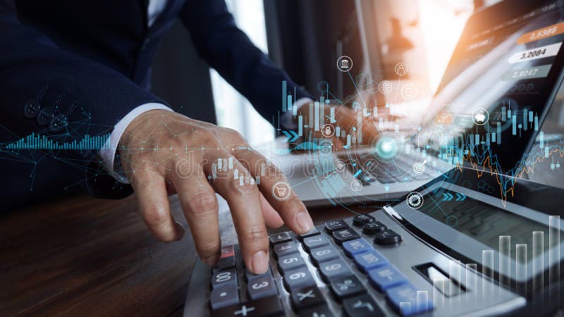 Calculadora e uso do contador de negócios com o gráfico de crescimento financeiro do estoque de marketing digital da interface do foto de stock royalty free