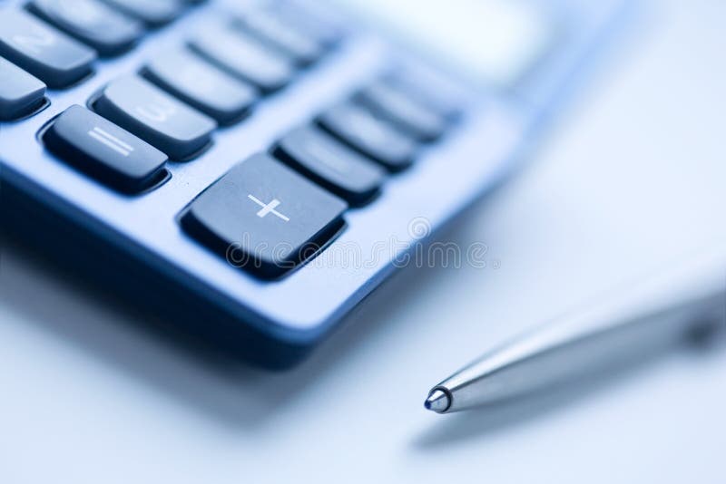 Taschenrechner und Stift in der Farbe blau, flach Fokus.