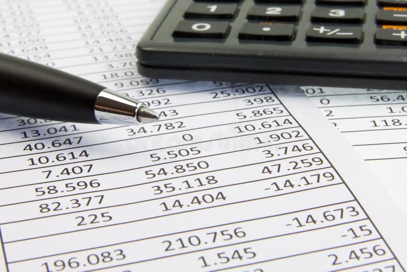 Calculator en pen op financiële documenten