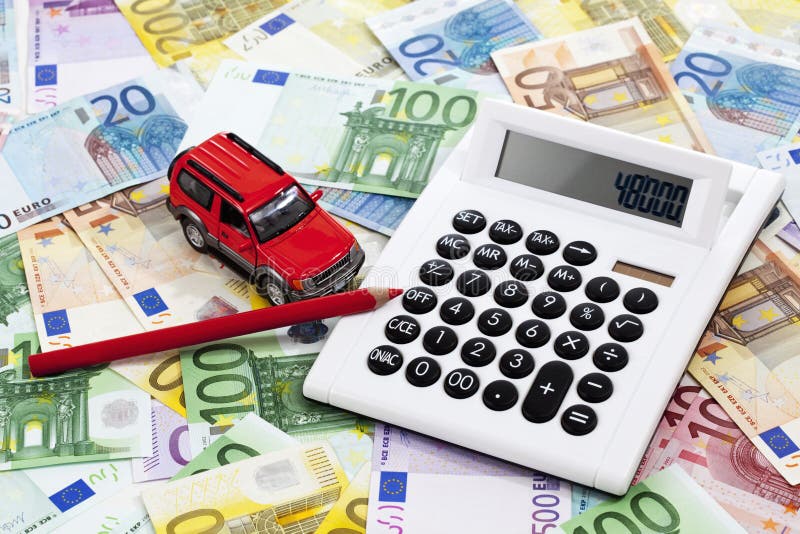 Calculatrice avec la voiture de stylo et de jouet sur le tas d'euro notes photographie stock Calculatrice avec la voiture de stylo et de jouet sur le tas d'euro notes photographie stock
