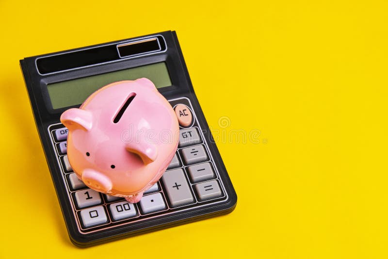 Calculatrice Et Tirelire Jaune Arrière-concept Famille Budget Et Affaires  Photo stock - Image du budget, investissement: 254165442