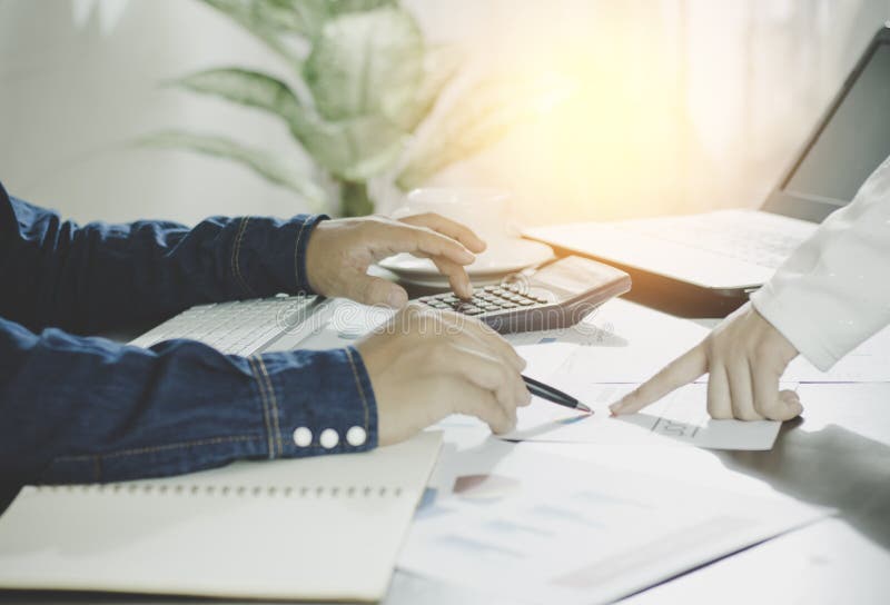 Calculez le budget et le concept de planification des affaires, couti de deux personnes photos libres de droits Calculez le budget et le concept de planification des affaires, couti de deux personnes photos libres de droits