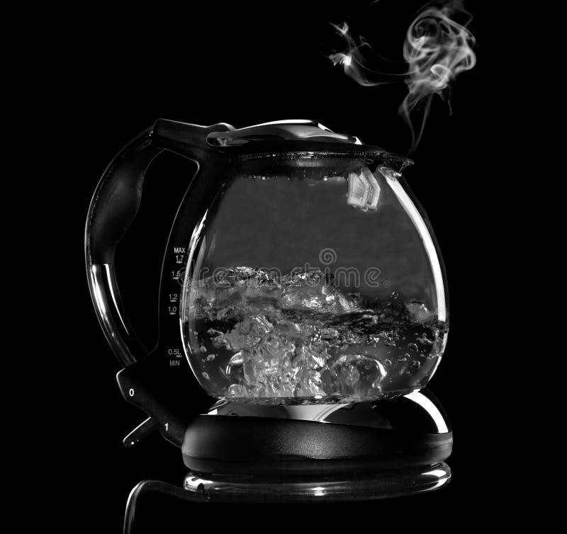 Caldaia con acqua ed il vapore di ebollizione isolati fotografia stock libera da diritti Caldaia con acqua ed il vapore di ebollizione isolati fotografia stock libera da diritti