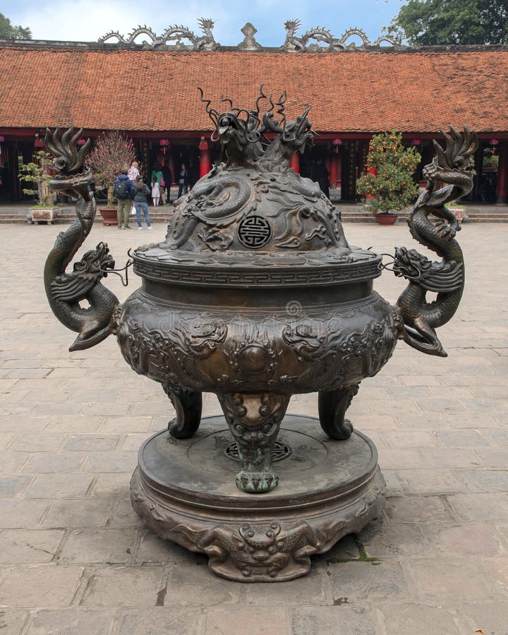 Caldera de bronce adornada antigua en el cuarto patio del templo de la literatura, Hanoi, Vietnam imagenes de archivo Caldera de bronce adornada antigua en el cuarto patio del templo de la literatura, Hanoi, Vietnam imagenes de archivo
