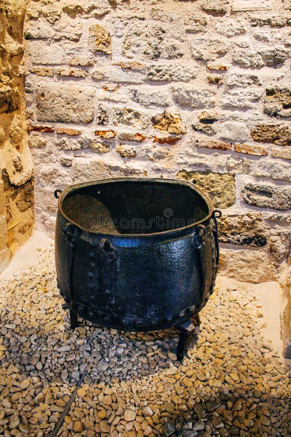 Caldera vieja del metal del estilo retro para cocinar imágenes de archivo libres de regalías Caldera vieja del metal del estilo retro para cocinar imágenes de archivo libres de regalías