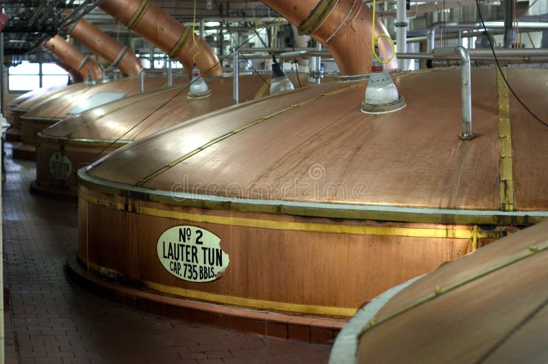 Calderas de la cuba de Lauter de la cerveza de la cervecería, opinión del paisaje imagenes de archivo Calderas de la cuba de Lauter de la cerveza de la cervecería, opinión del paisaje imagenes de archivo