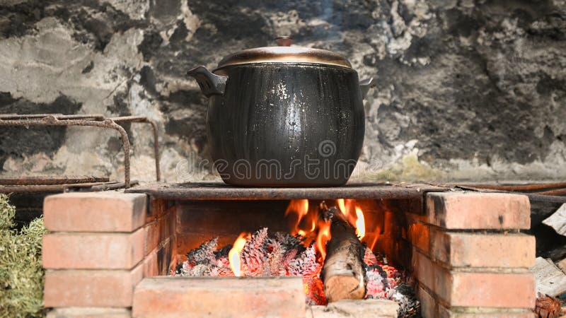 El Arroz Se Cocina En Caldero En Llamas. Imagen de archivo