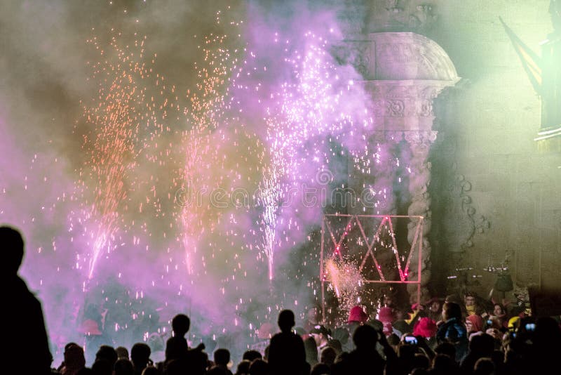 CALDES DE MONTBUI, SPANJE - OKTOBER 13: Populair Catalaans festival Correfoc met vuurwerk bij 25ste verjaardag van Diables DE Cal stock fotografie CALDES DE MONTBUI, SPANJE - OKTOBER 13: Populair Catalaans festival Correfoc met vuurwerk bij 25ste verjaardag van Diables DE Cal stock fotografie