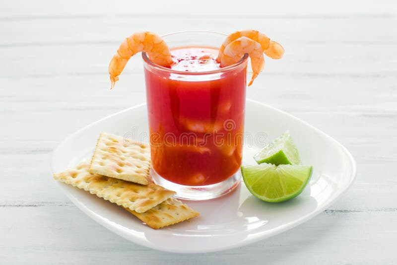 Caldo de Camaron, consome de Camarones, Krabbencocktail mit Zitrone und mexikanischen Meeresfrüchten der gesalzenen Plätzchen in lizenzfreie stockfotos Caldo de Camaron, consome de Camarones, Krabbencocktail mit Zitrone und mexikanischen Meeresfrüchten der gesalzenen Plätzchen in lizenzfreie stockfotos