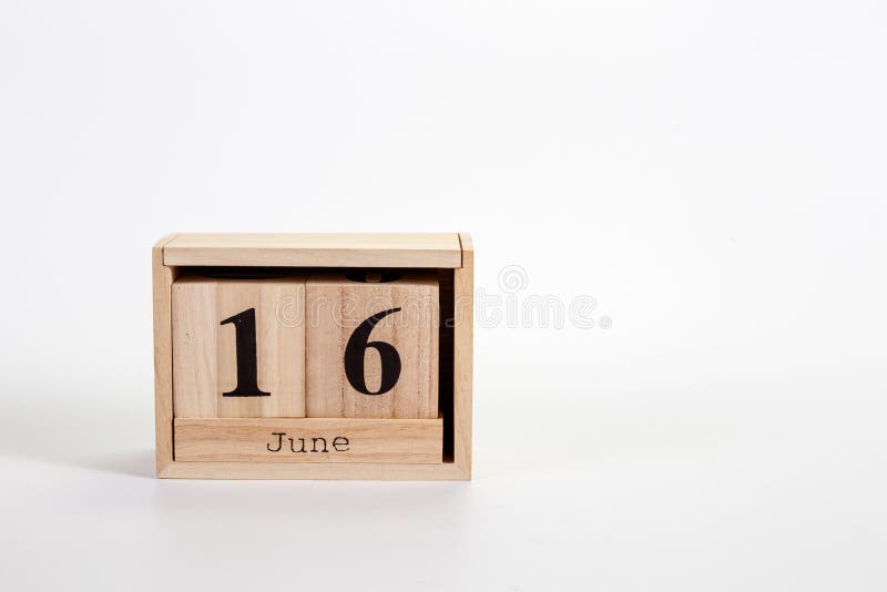 Calend?rio o 16 de junho de madeira em um fundo branco foto de stock Calend?rio o 16 de junho de madeira em um fundo branco foto de stock
