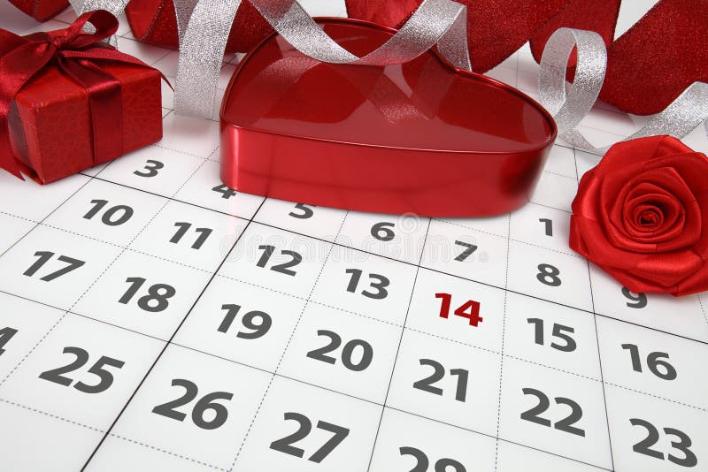 Calendar concept de zi Valentin cu roșu marcat 14 februarie datând cutiuța cadou formă de inimă cu panglică strălucitoare și floar stock photo