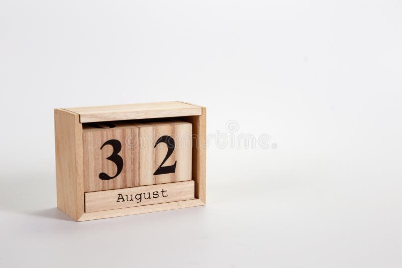 Calendario agosto 32 di legno su un fondo bianco fotografie stock libere da diritti Calendario agosto 32 di legno su un fondo bianco fotografie stock libere da diritti