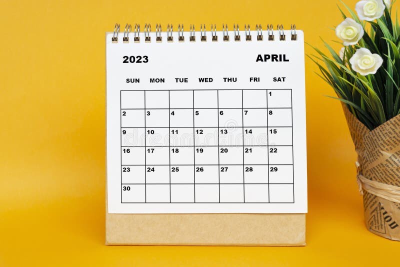 Calendario blanco de abril de 2023 con maceta en fondo amarillo.