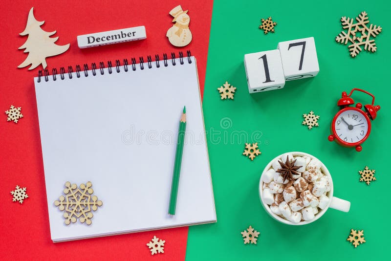calendario cacao della tazza del 17 dicembre e caramella gommosa e molle, blocco note aperto vuoto