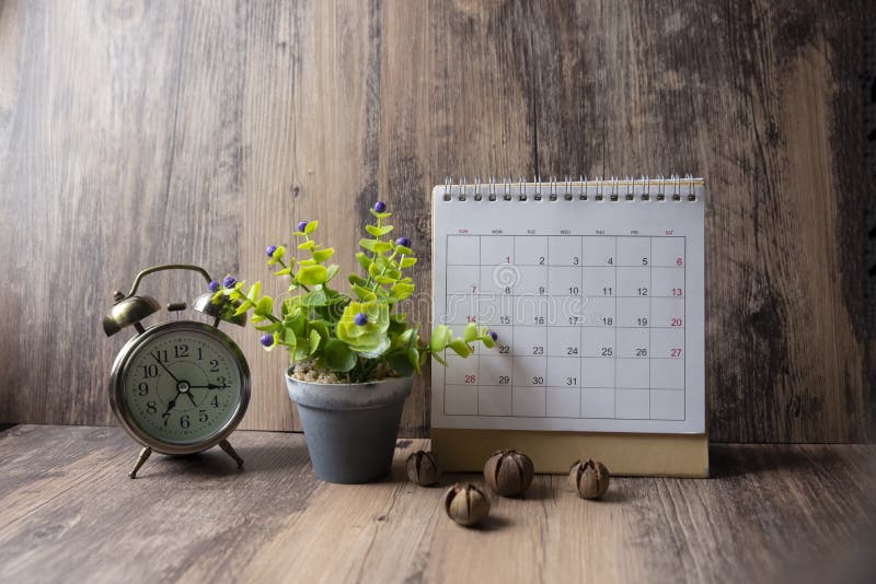 Calendario da tavolino 2019 e posto d'annata dell'orologio sulla scrivania di legno Calendario per l'orario del pianificatore, ap