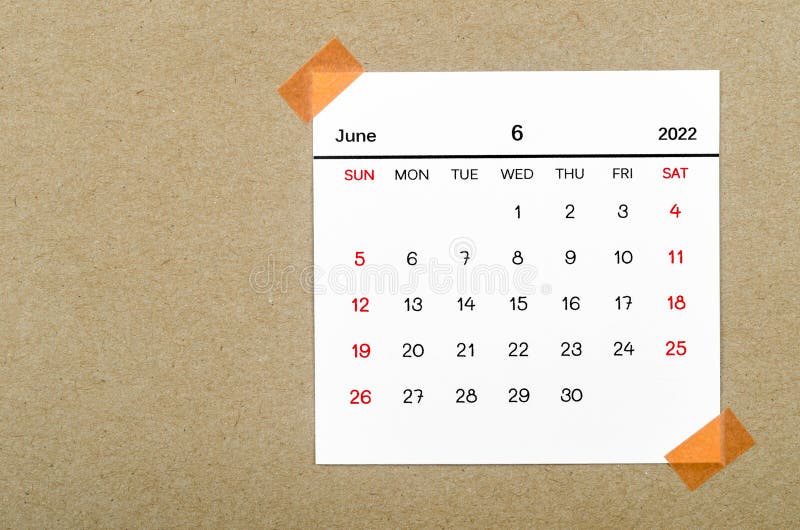 Calendario di giugno 2022 su sfondo marrone