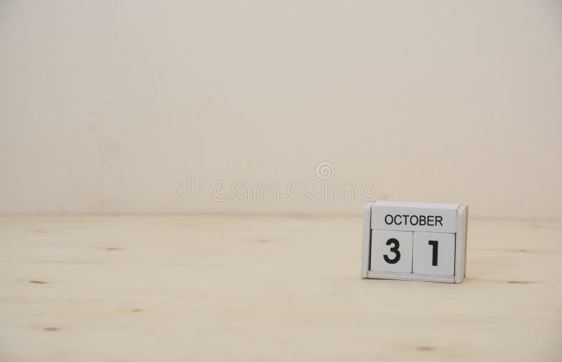 Calendario di legno del cubo su legno fotografie stock libere da diritti Calendario di legno del cubo su legno fotografie stock libere da diritti
