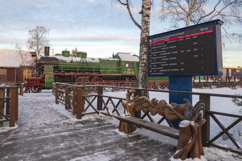 Calendario elettronico dei treni sulla piattaforma della stazione di Sortavala immagine stock