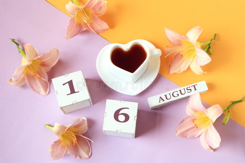 Calendario Para El 16 De Agosto El Nombre Del Mes De Agosto En Cubos  Ingleses Con El Número 16 Una Taza De Té En Forma De Corazón Imagen de  archivo - Imagen