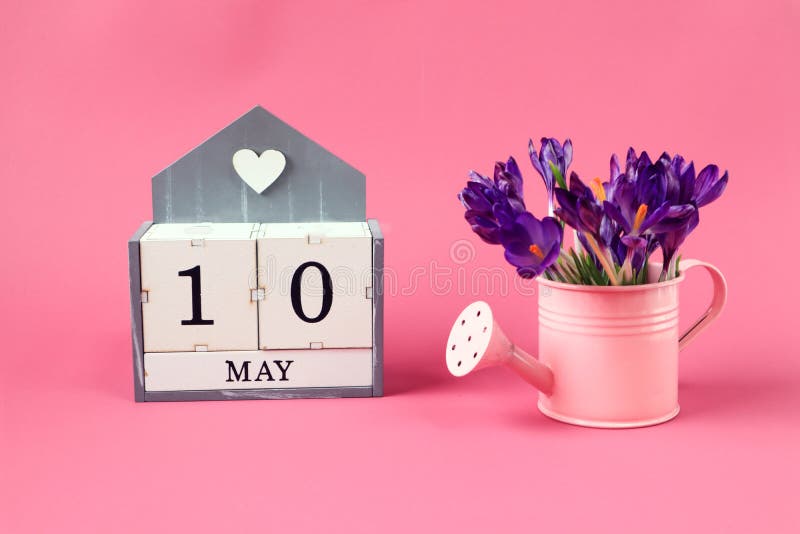 Calendario Para El 10 De Mayo : Un Cubo Con El Número 10 El Nombre Del Mes De  Mayo En Inglés Una Regadera Rosa Con Un Ramo De Foto de archivo -