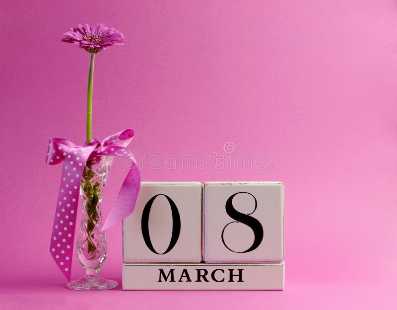 Calendario rosa di tema per il giorno delle donne internazionali, 8 marzo - con lo spazio della copia. immagine stock Calendario rosa di tema per il giorno delle donne internazionali, 8 marzo - con lo spazio della copia. immagine stock