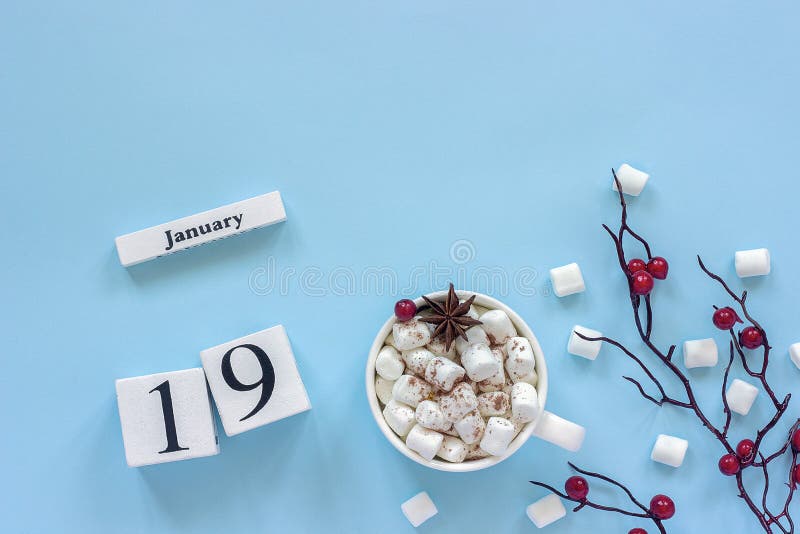 Calendario taza del 19 de enero de cacao, de melcochas y de bayas de la rama imagen de archivo Calendario taza del 19 de enero de cacao, de melcochas y de bayas de la rama imagen de archivo