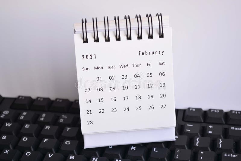 Calendário de fevereiro de 2021 em um teclado com fundo branco. conceito de novo ano