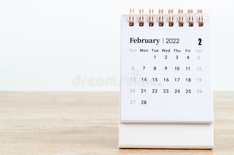 Calendário de fevereiro de 2022 sobre a mesa de madeira