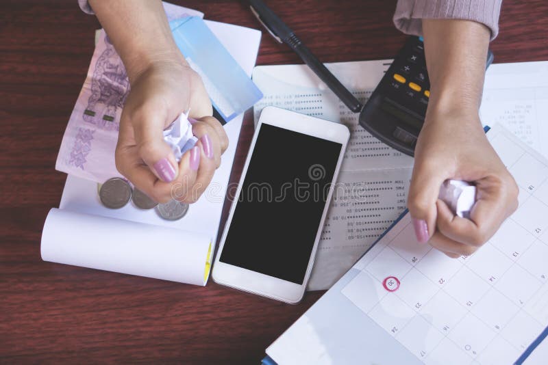 Calendário do fim do prazo, telefone esperto, dinheiro, cartão de crédito, calculadora e conta de economia na tabela com fundo do fotografia de stock Calendário do fim do prazo, telefone esperto, dinheiro, cartão de crédito, calculadora e conta de economia na tabela com fundo do fotografia de stock