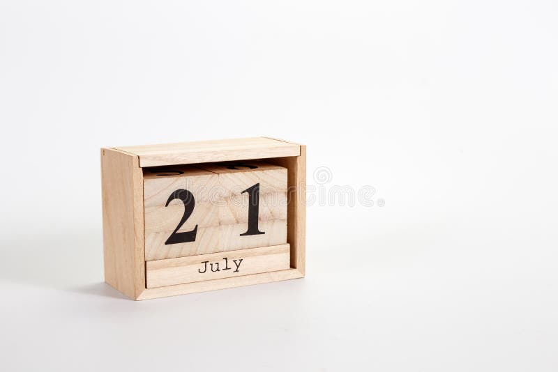 Calendário o 21 de julho de madeira em um fundo branco imagem de stock royalty free Calendário o 21 de julho de madeira em um fundo branco imagem de stock royalty free