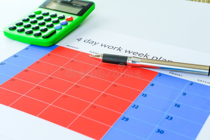 Calendário semanal de trabalho de 4 dias com caneta e calculadora