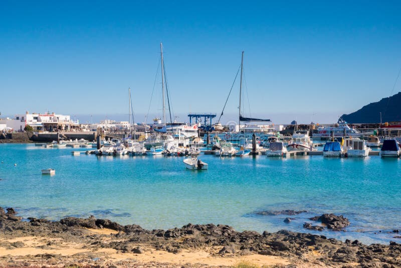 Caleta del Sebo, La Graciosa, Spagna - 02 14 2019: bella visualizzazione su porta nell'isola di Graciosa della La, paradiso vero fotografia stock Caleta del Sebo, La Graciosa, Spagna - 02 14 2019: bella visualizzazione su porta nell'isola di Graciosa della La, paradiso vero fotografia stock