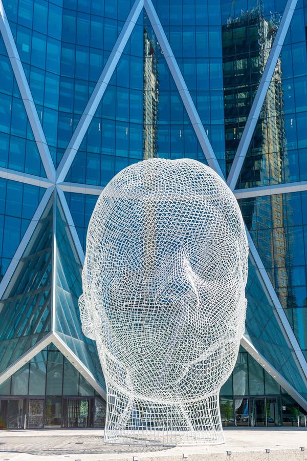 Calgary, AB/CAN - 07-21-2019: Icónica escultura del país de las maravillas en el centro de Calgary imágenes de archivo libres de regalías Calgary, AB/CAN - 07-21-2019: Icónica escultura del país de las maravillas en el centro de Calgary imágenes de archivo libres de regalías