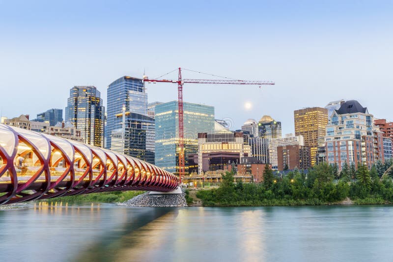 Calgary céntrica con el puente de la paz y los edificios de oficinas fotografía de archivo libre de regalías Calgary céntrica con el puente de la paz y los edificios de oficinas fotografía de archivo libre de regalías