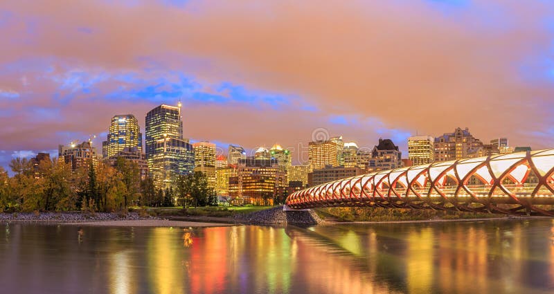 Calgary på natten, Alberta, Kanada royaltyfri foto Calgary på natten, Alberta, Kanada royaltyfri foto