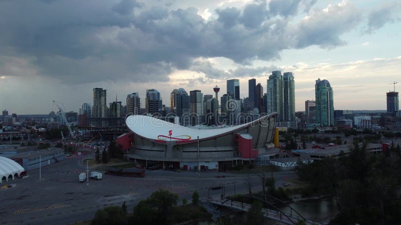 Calgary skyline na burzliwym letnim wieczorze