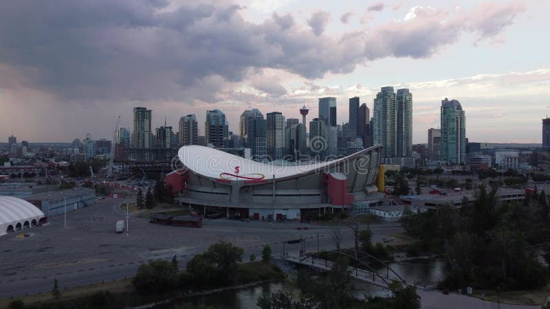 Calgary skyline na burzliwym letnim wieczorze