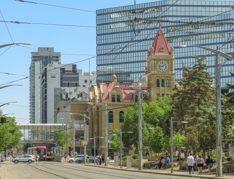 Calgary w centrum ze starym ratuszem lub zabytkowym ratuszem miasta i lekkim pociągiem podczas obraz stock