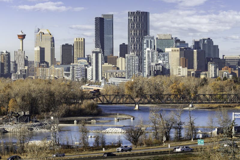 Calgary śródmieścia skyline z widokiem na rzekę łuku i most kolejowy z popularnymi atrakcjami turystycznymi wzdłuż żniwnego przejś obraz stock