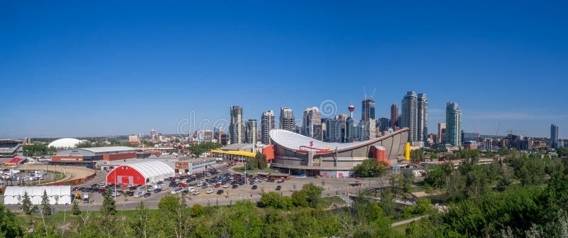 Calgarys horisont med Scotiabanken Saddledome royaltyfri bild Calgarys horisont med Scotiabanken Saddledome royaltyfri bild