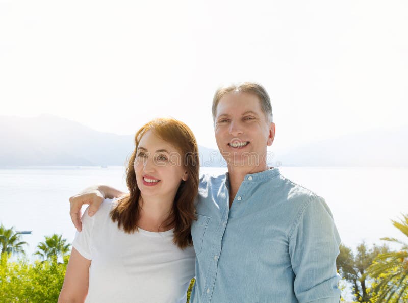Calibre blanc de T-shirt d'été Couples âgés moyens heureux de famille aux vacances Plage et concept de vacances Copiez l'espace e photographie stock Calibre blanc de T-shirt d'été Couples âgés moyens heureux de famille aux vacances Plage et concept de vacances Copiez l'espace e photographie stock