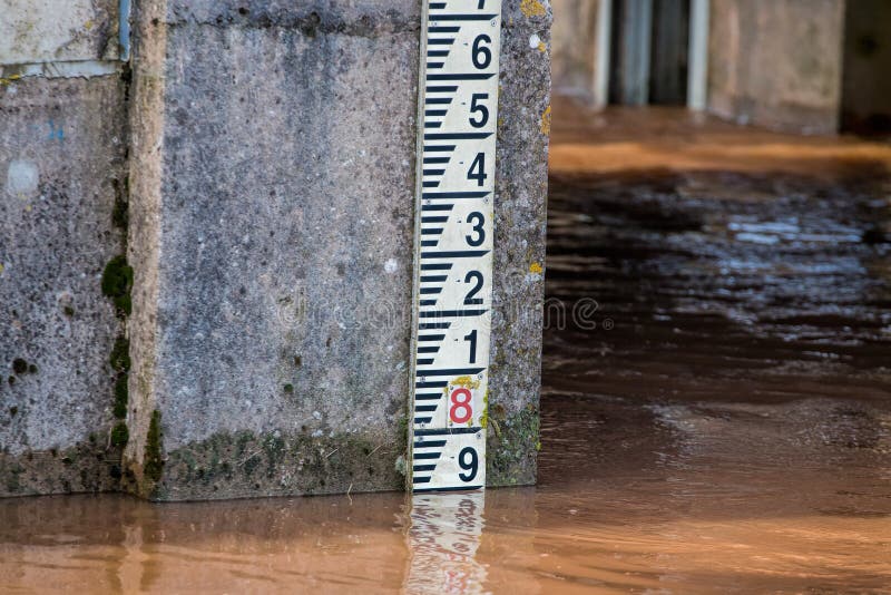 Calibre nivelado do marcador do rio para a medida Níveis de ponto alto fotografia de stock Calibre nivelado do marcador do rio para a medida Níveis de ponto alto fotografia de stock
