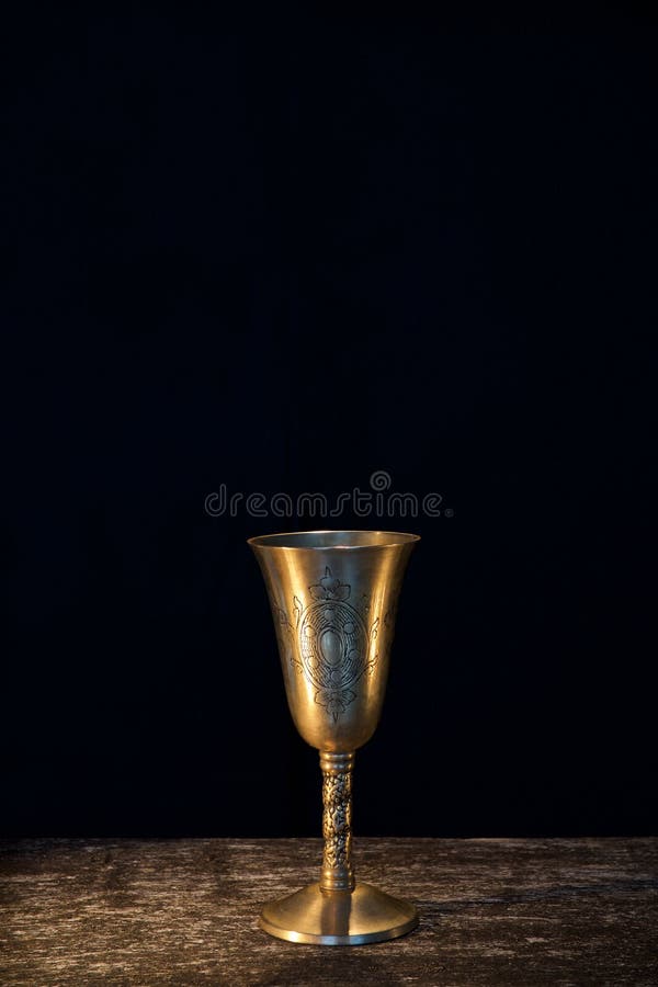 Calice d'annata per vino su fondo nero fotografie stock libere da diritti Calice d'annata per vino su fondo nero fotografie stock libere da diritti