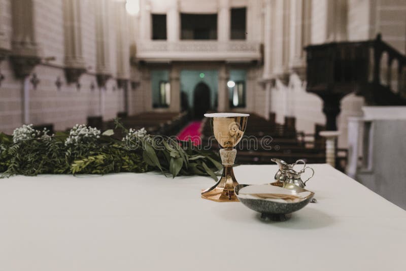Calice di vino sulla tavola durante la massa nuziale di cerimonia di nozze Concetto di religione Ornamenti cattolici del eucharis