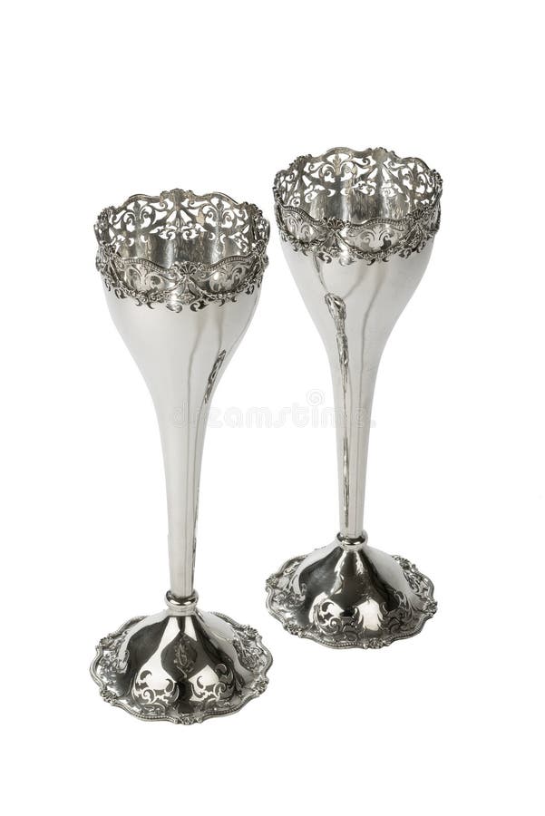 Calici d'argento di paia per vino immagine stock Calici d'argento di paia per vino immagine stock