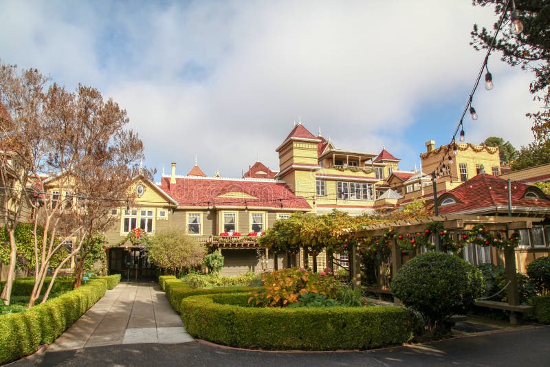 California, E.E.U.U.-diciembre 12,2018: La casa de Winchester es casa del fantasma más famosa de California fotografía de archivo California, E.E.U.U.-diciembre 12,2018: La casa de Winchester es casa del fantasma más famosa de California fotografía de archivo