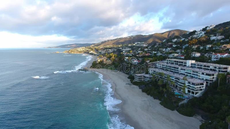 California, Stati Uniti, vista aerea delle case di spiaggia lungo la costa del Pacifico in California Bene immobile durante il tr